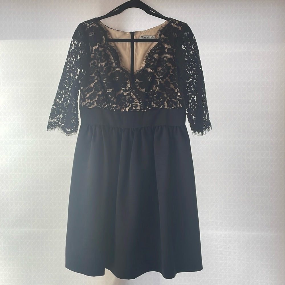 Like new condition, elegant black lacey dress